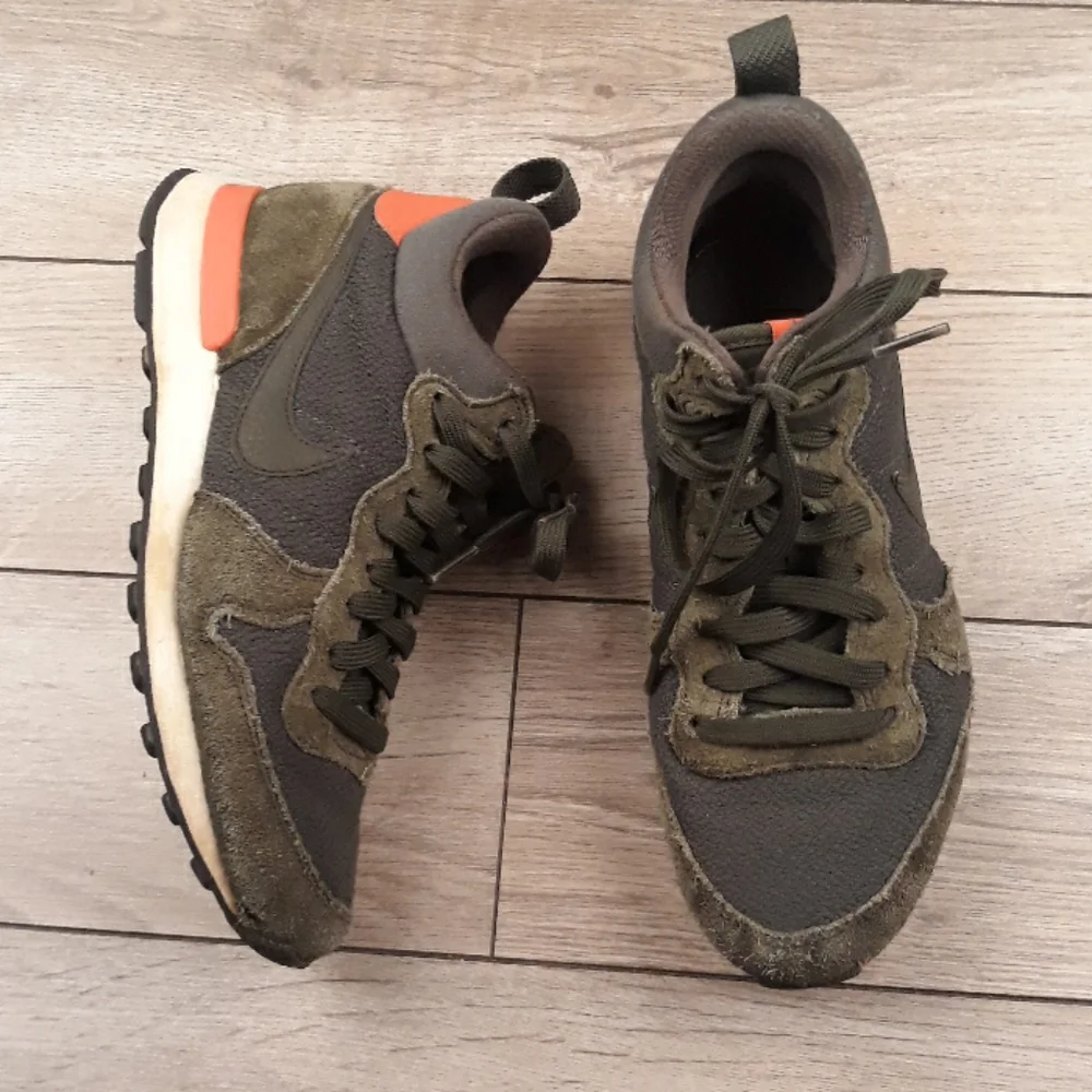 NIKE Women's Internationalist‎ Mid Running Shoes Carbon Green Womens Size 6